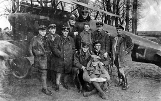 Manfred Von Richthofen (inside the cockpit() with fellow pilots of Jagdstaffel 11 in 1917. Richthofen’s brother Lothar is seated on the ground at the front. (Deutsches Bundesarchiv)
